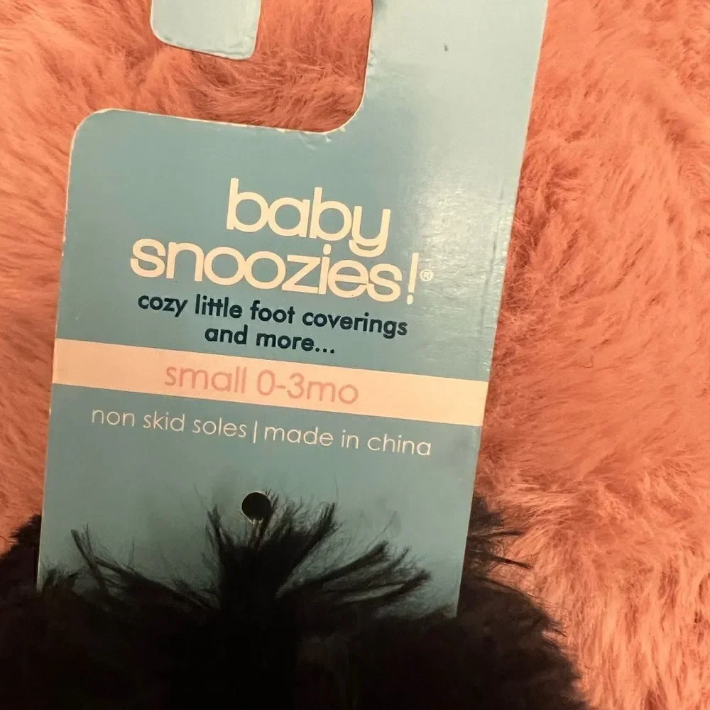 NWT  Cute Baby Snoozies Kitten slippers. Size 0-3mos